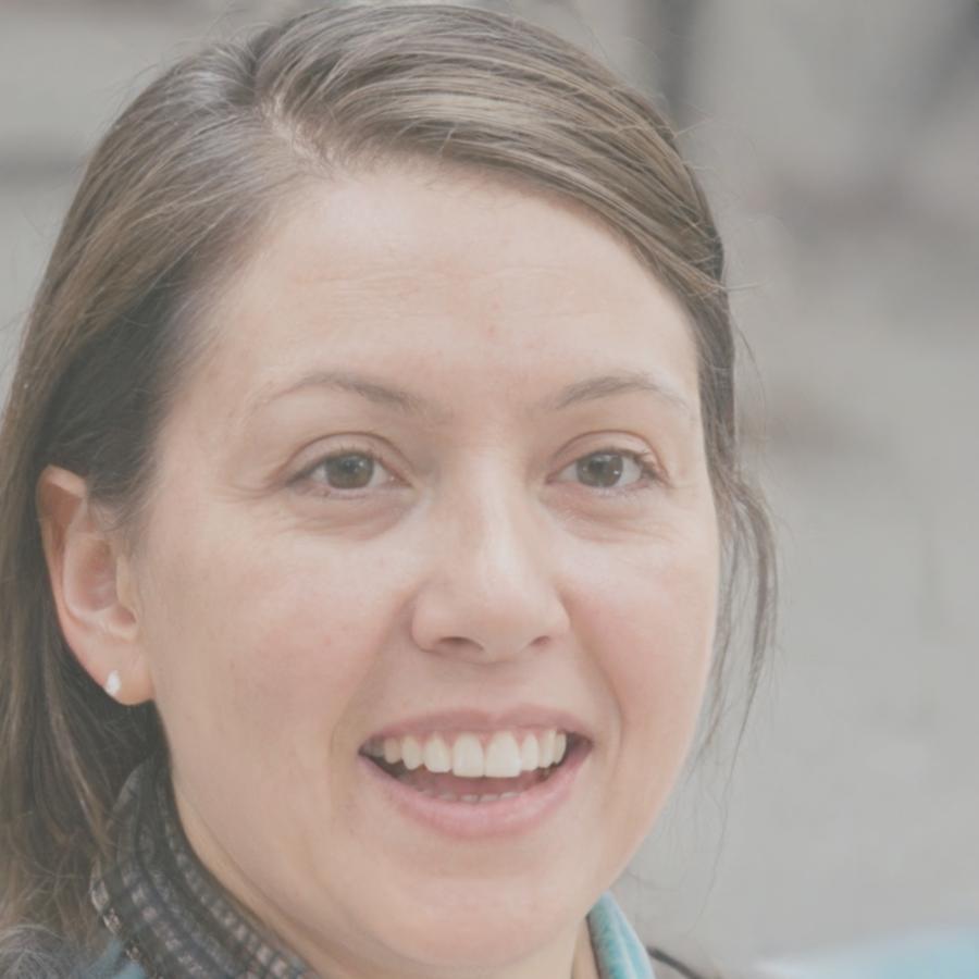 Elena Martínez Ruiz, Directora de Finanzas Corporativas